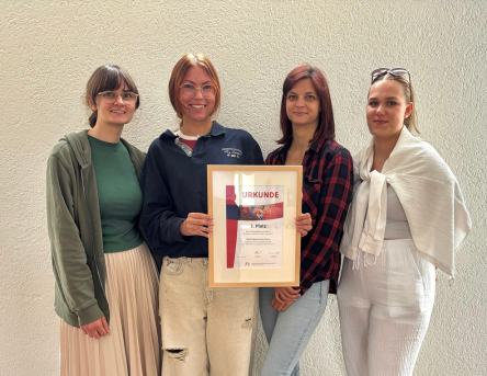 Die vier Gewinnerinnen mit Urkunde